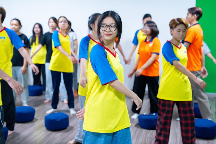 Sinh viên Khoa Truyền thông & Thiết kế học cách kiểm soát stress bằng Yoga cùng chuyên gia 81