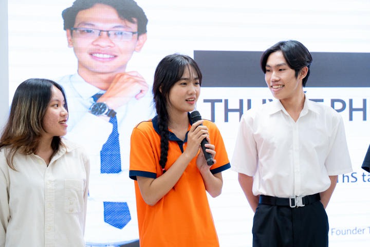 Ban cán sự lớp Khoa Khoa học Xã hội và Quan hệ Công chúng học hỏi nhiều kỹ năng hữu ích qua buổi tập huấn 93