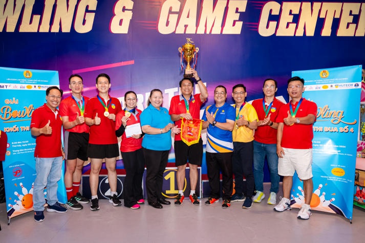 HUTECH giành cúp vô địch Giải Bowling khối thi đua số 4 năm học 2023-2024 57