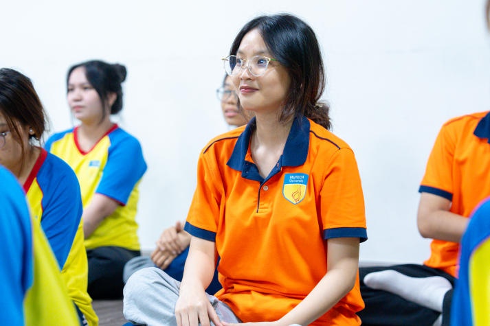Sinh viên Khoa Truyền thông & Thiết kế học cách kiểm soát stress bằng Yoga cùng chuyên gia 76