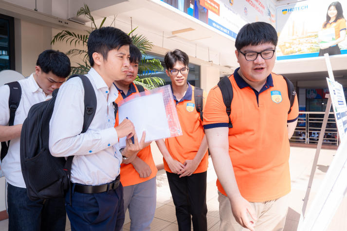 [Video] Hơn 77 dự án của sinh viên VKIT “đổ bộ” triển lãm poster với nhiều ý tưởng chạm thực tiễn 42