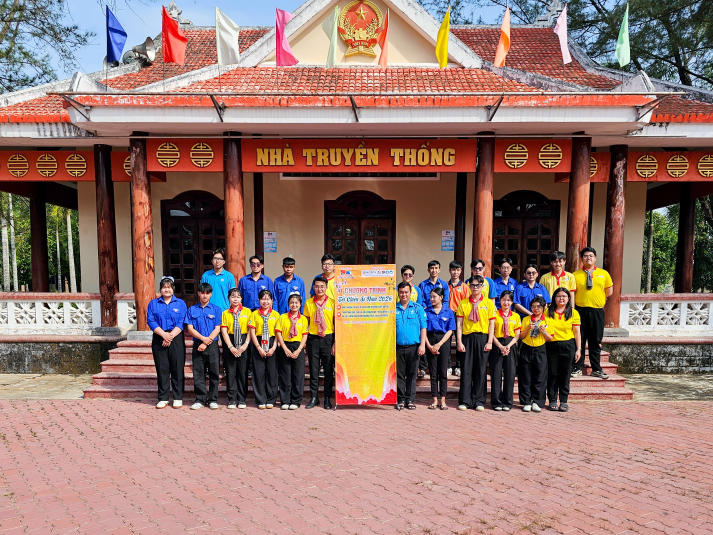 Tuổi trẻ Khoa Quản trị Du lịch - Nhà hàng - Khách sạn mang xuân đến vùng đất nghĩa tình 122