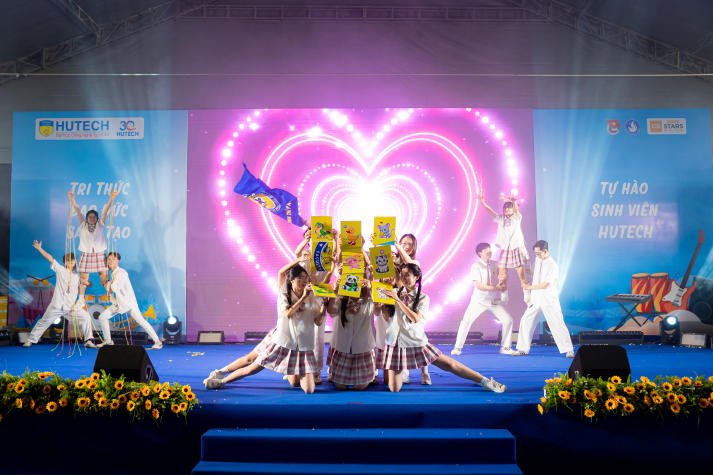 Đêm giao lưu văn nghệ HUTECH: Rực rỡ sắc màu truyền thống, thăng hoa giai điệu tuổi trẻ 64