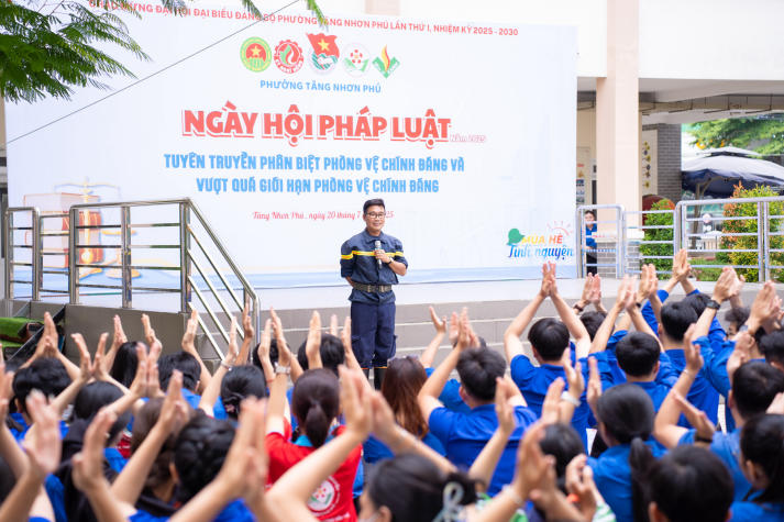 Mùa hè xanh HUTECH 2025: Gặp gỡ gia đình có công với cách mạng và xây dựng không gian sống an toàn - sạch - đẹp 100