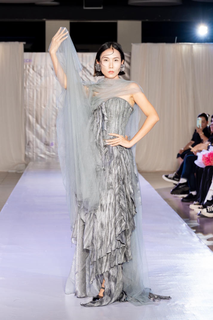 [Video] Sinh viên Thiết kế thời trang HUTECH “trình làng” loạt đồ án tốt nghiệp với nhiều ý tưởng độc đáo 340