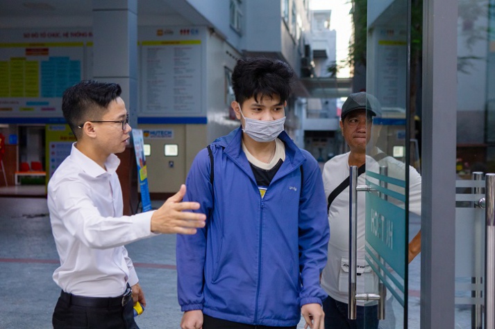 [Video] Đông đảo thí sinh, phụ huynh đến HUTECH nhập học từ tờ mờ sáng ngày đầu tiên 15