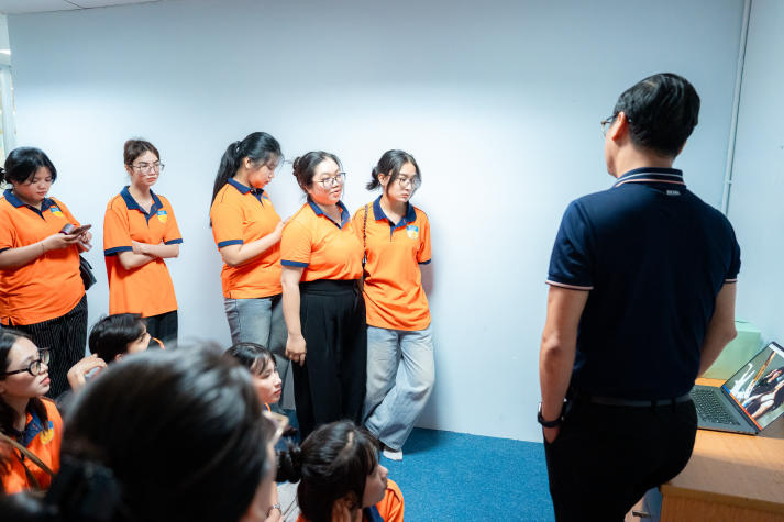 Sinh viên Quan hệ công chúng “bước vào hậu trường” sản xuất chương trình truyền hình trực tiếp tại HTV 72