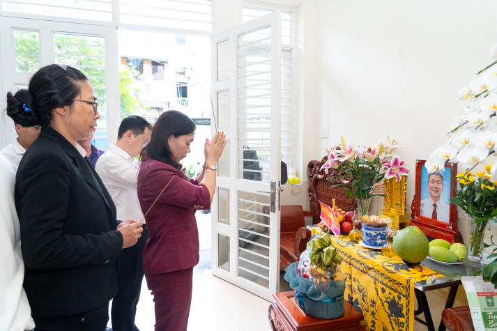 Truy tặng Huy hiệu 40 năm tuổi Đảng cho cố đồng chí Cao Tùng Anh 75
