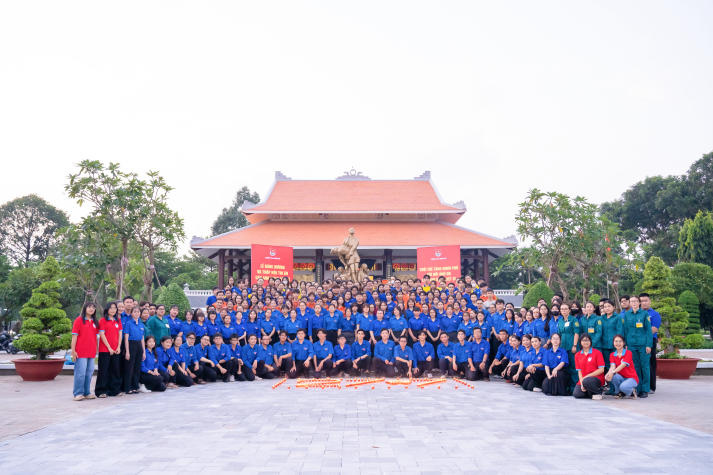 Chiến sĩ Mùa hè xanh HUTECH vun đắp lòng biết ơn, gìn giữ truyền thống dân tộc hướng về Ngày Thương binh - Liệt sĩ 108