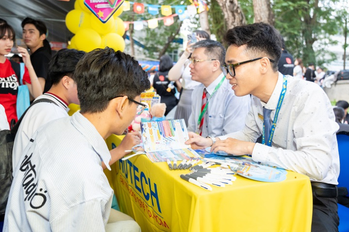 HUTECH khoe sắc vàng tươi tại Ngày hội tư vấn tuyển sinh - hướng nghiệp 2025 37