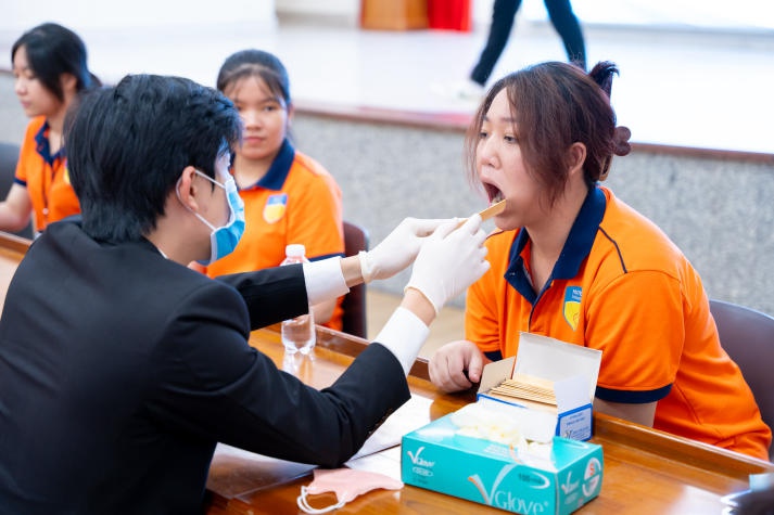[Video] Sôi nổi buổi giao lưu cùng ca sĩ Ngô Kiến Huy và thăm khám sức khỏe răng miệng của sinh viên HUTECH 77