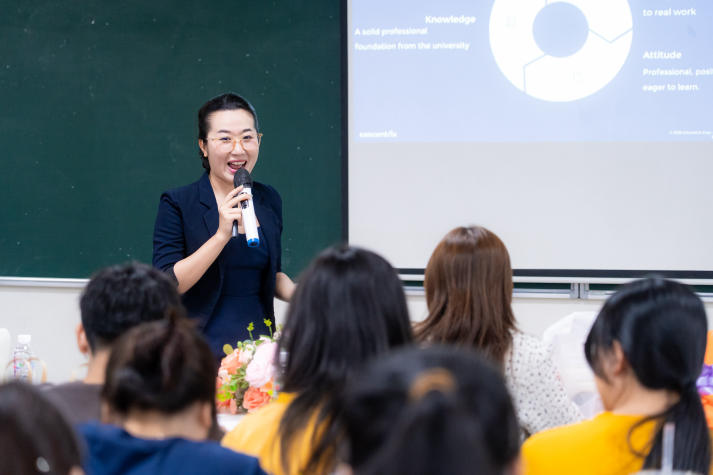 Sinh viên Khoa Tiếng Anh khai mở cơ hội nghề nghiệp trong lĩnh vực CSKH và Call Center 53