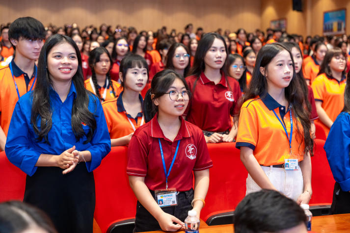 Sôi động, đa sắc màu: Tân sinh viên Khoa Trung Quốc học “cháy” hết mình tại Đêm nhạc hội chào năm học mới 133