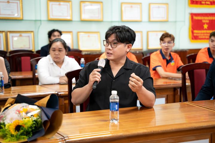 Tân sinh viên chương trình liên kết quốc tế CY Cergy Paris Université (Pháp) hứng khởi tìm hiểu về chương trình học 96