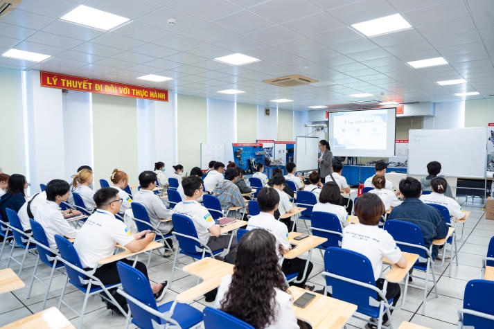 Sinh viên Viện Công nghệ Việt - Nhật tìm hiểu hoạt động khai thác cảng tại Tân Cảng - Cát Lái 28