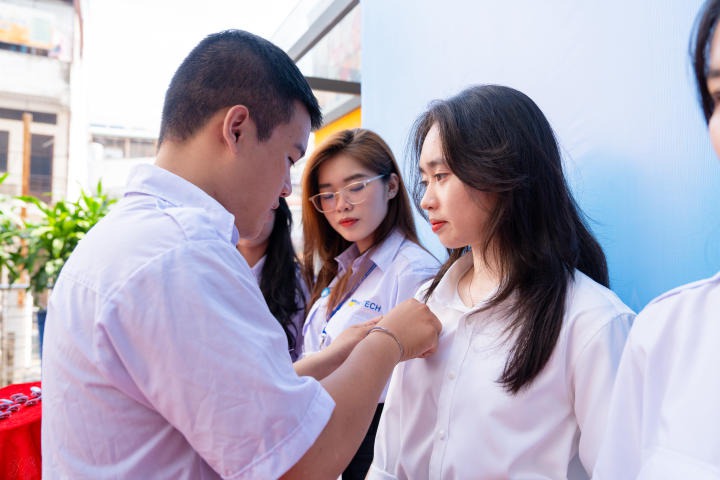 [Video] Rộn ràng Lễ kết nạp Hội viên Hội Sinh viên Việt Nam và Ngày hội chào đón tân sinh viên khóa 2023 tại HUTECH 125
