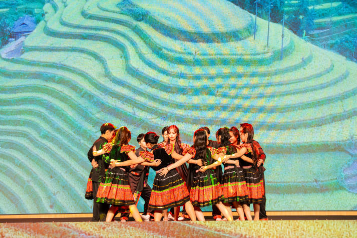 Sinh viên HUTECH thắp sáng niềm tự hào Việt qua chuỗi đồ án nghệ thuật hoành tráng 235