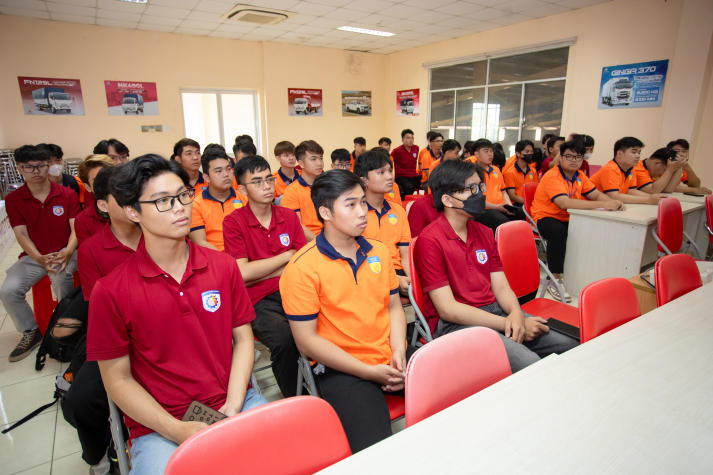 Sinh viên Viện Kỹ thuật tìm hiểu quy trình sản xuất ô tô tại Vĩnh Phát Motor 23