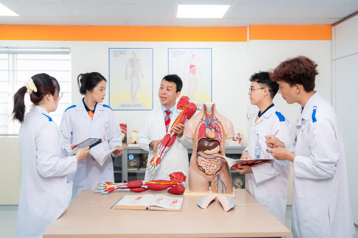 HUTECH chính thức tuyển sinh đào tạo ngành Y khoa,  trao học bổng 30% học phí toàn khoá 73