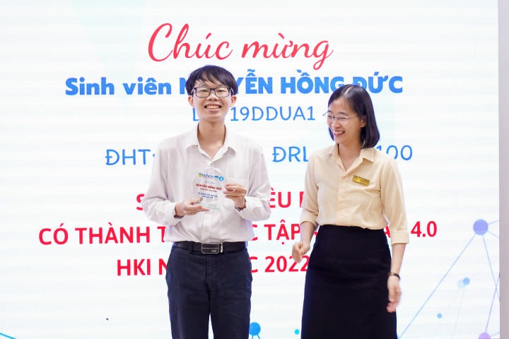 Bạn Nguyễn Hồng Đức và 40 sinh viên tiêu biểu HKI năm học 2022 - 2023 được Khoa Dược tuyên dương, khen thưởng 44