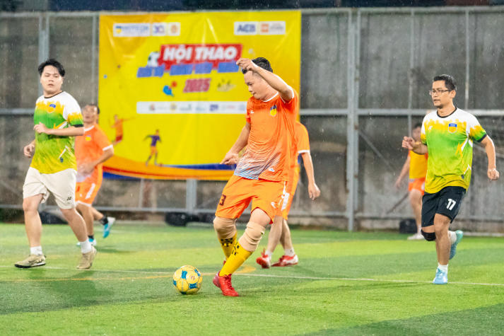 [Hội thao CB-GV-NV HUTECH 2025]: Rực lửa với những cuộc rượt đuổi tỷ số bộ môn Bóng đá nam 38
