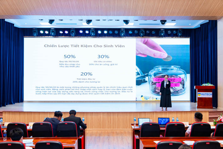 Sinh viên Khoa Tài chính - Thương mại khám phá AI trong đầu tư hiện đại cùng chuyên gia Vietcombank 30