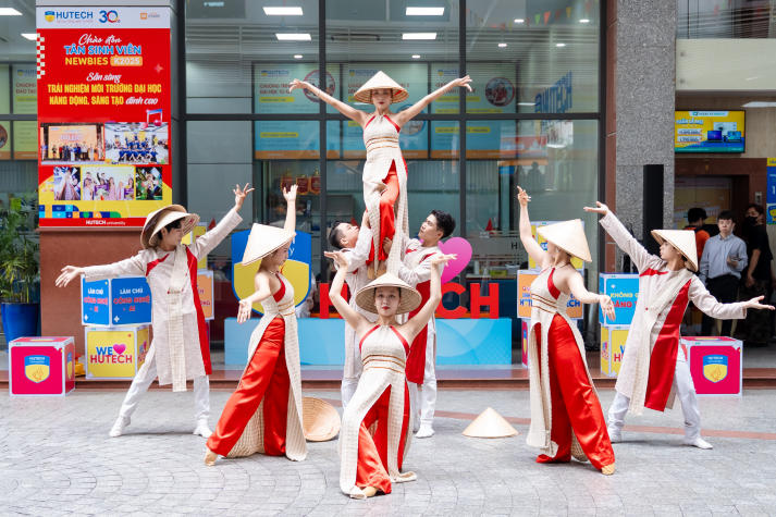 [Video] Văn nghệ sân trường HUTECH khuấy động không khí chào đón newbies 62