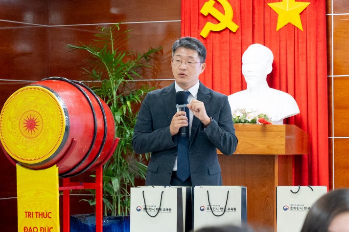 Chuyên gia Hàn Quốc định hướng về thị trường nghề nghiệp cho sinh viên khoa Hàn Quốc học 44