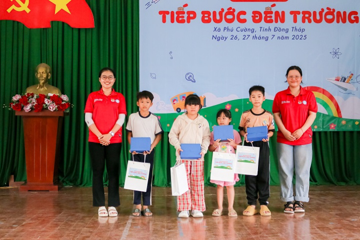 Tiếp bước đến trường 2025: Sinh viên VJIT trao yêu thương, dựng hành trang 36