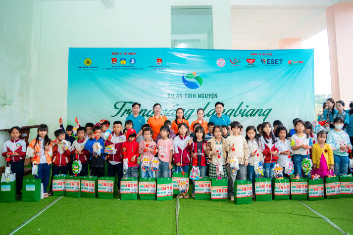 Chương trình thiện nguyện "Trăng sáng LangBiang" mang Trung thu ấm áp đến trẻ em vùng cao 112