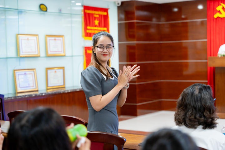 Ban cán sự lớp Khoa Khoa học Xã hội và Quan hệ Công chúng học hỏi nhiều kỹ năng hữu ích qua buổi tập huấn 38