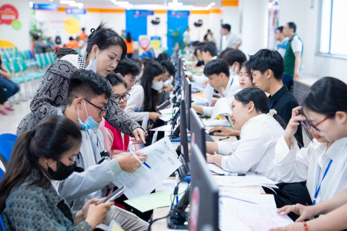 Tân sinh viên vượt ngàn cây số đến HUTECH nhập học 16