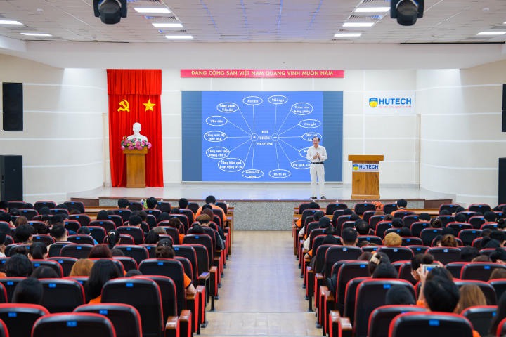 Sinh viên HUTECH sôi nổi tìm hiểu “Tác hại của thuốc lá và thuốc lá thế hệ mới đối với sức khoẻ của thanh thiếu niên” 100