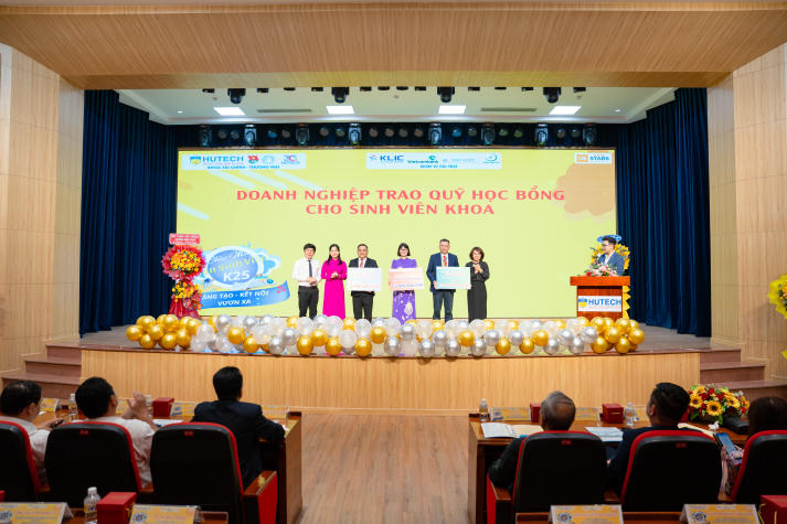 Tân sinh viên Khoa Tài chính - Thương mại khởi đầu hành trình “Sáng tạo - Kết nối - Vươn xa” tại HUTECH 66