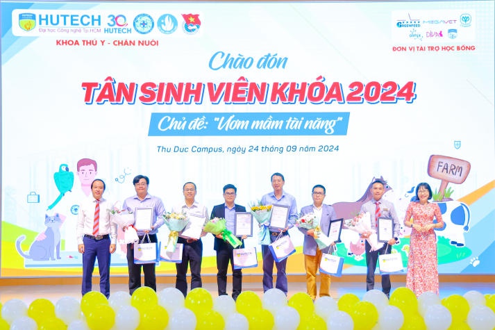 Doanh nghiệp trao học bổng gần 100 triệu đồng cho sinh viên Khoa Thú y - Chăn nuôi tại Lễ chào đón tân sinh viên 61