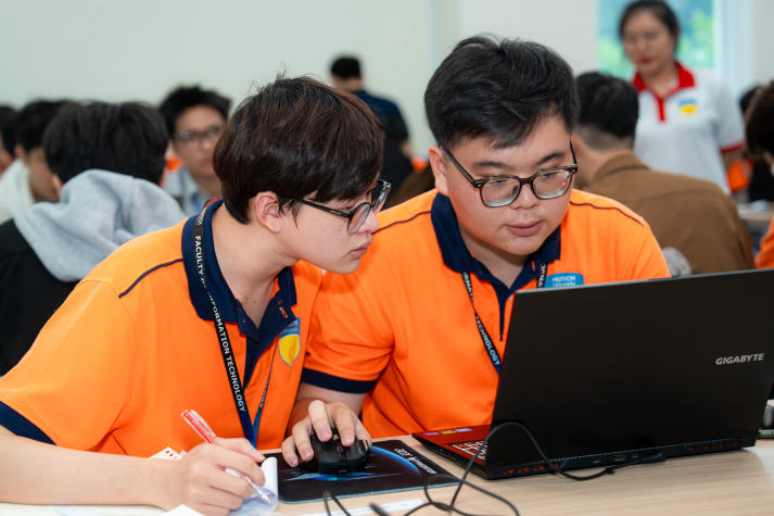 [Video] Chung kết HUTECH Code War 2025: Sân chơi lập trình kịch tích dành cho sinh viên Công nghệ thông tin 45