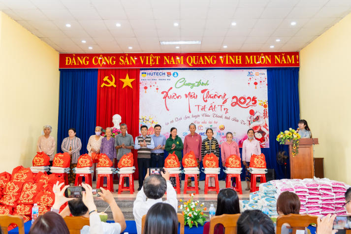 Hành trình lan tỏa mùa xuân yêu thương của Khoa Tài chính - Thương mại 48