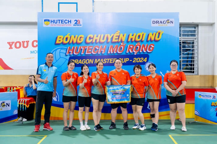 Đội chủ nhà giành ngôi vô địch Giải Bóng chuyền hơi nữ HUTECH mở rộng năm 2024 - Dragon Master Cup 312
