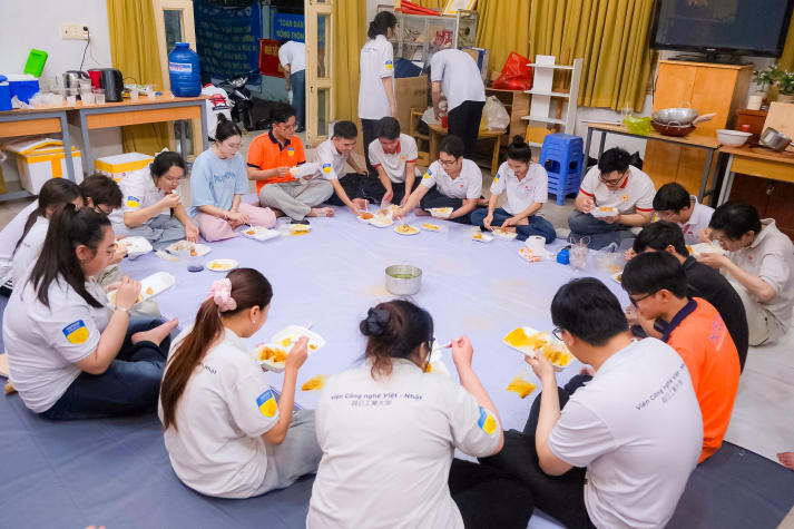“Bát cháo đêm đông” - Hơi ấm yêu thương từ tuổi trẻ Viện Công nghệ Việt - Nhật HUTECH 75