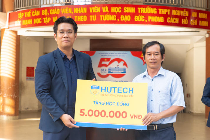 HUTECH Scholarship Tour 2025: HUTECH tiếp tục trao 36 suất học bổng trị giá 25% học phí toàn khóa cho học sinh 03 trường THPT 32