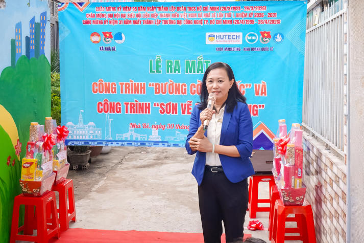 Sinh viên Khoa Marketing - Kinh doanh quốc tế thực hiện công trình “Đường cờ Tổ quốc”, lan tỏa tinh thần vì cộng đồng 26