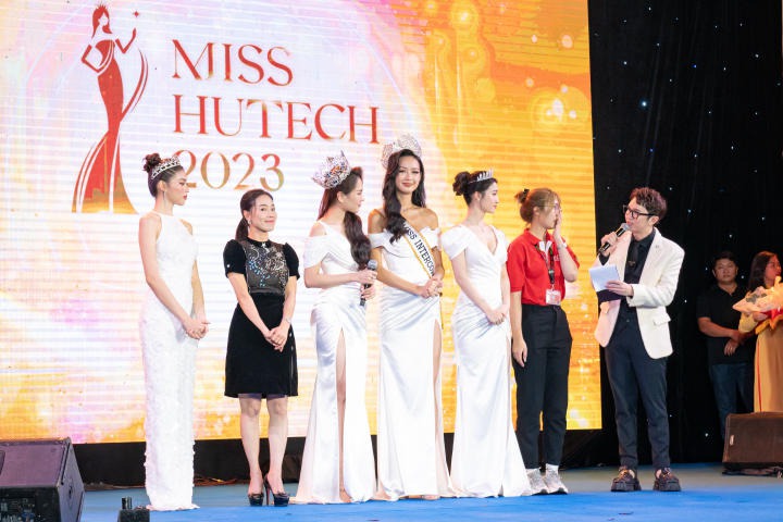 Sinh viên được giao lưu với bà Phạm Kim Dung cùng dàn Hoa - Á hậu nổi tiếng nhà Sen Vàng HUTECH 3