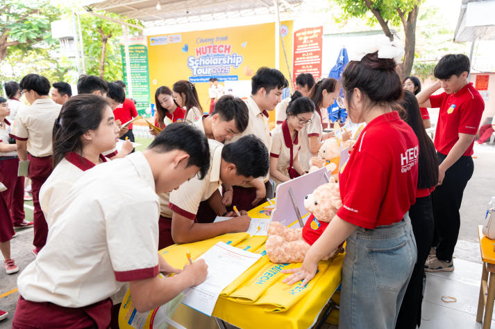 [Video] HUTECH trao 11 suất học bổng 25% học phí toàn khóa cho học sinh Trường THCS-THPT Hoa Sen tại Scholarship Tour 2025 71