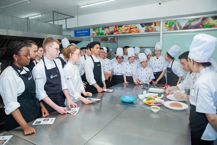 Để trúng tuyển có điều kiện thành trúng tuyển chính thức và nhận học bổng “xịn” từ HUTECH, thí sinh cần làm gì? 140