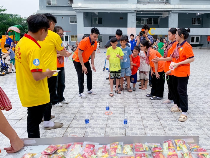 Sinh viên Khoa Luật HUTECH mang yêu thương, sức trẻ giúp đỡ các hoàn cảnh khó khăn tại huyện Nhà Bè 63