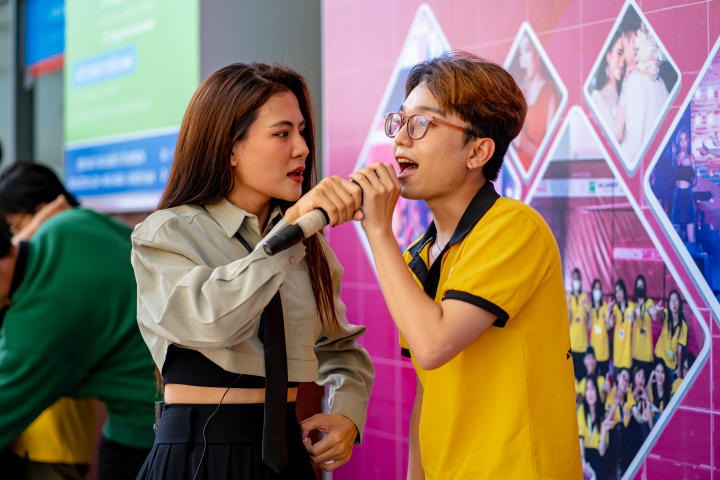 Ca sĩ Hà Nhi khuấy đảo sân trường HUTECH qua buổi chào đón thành viên mới của CLB Keiko 25