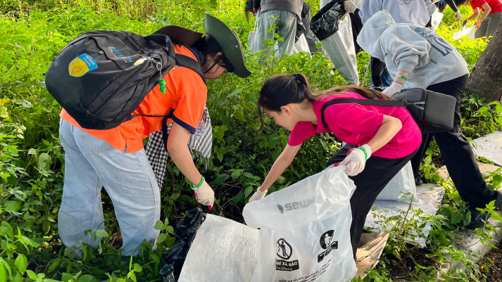 Sinh viên Khoa Trung Quốc học HUTECH lan tỏa tinh thần sống xanh tại Chiến dịch “Clean Up Việt Nam” lần thứ 7 54