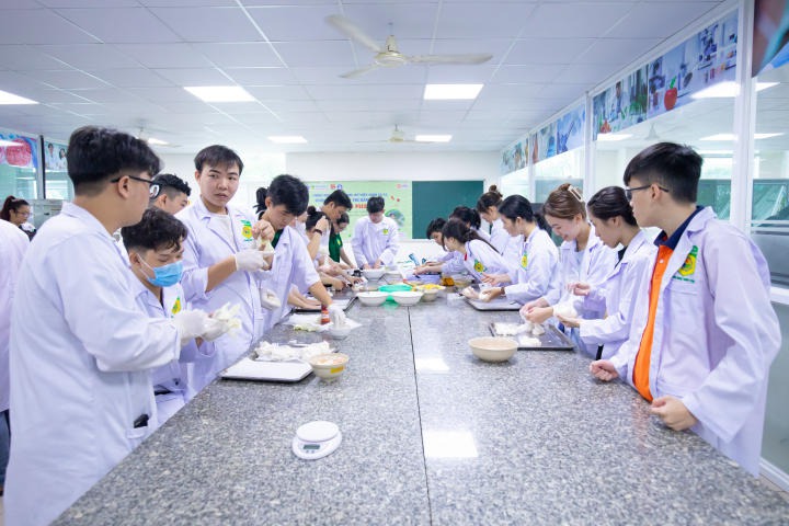 Sinh viên ngành Viện Khoa học Ứng dụng HUTECH trổ tài làm pizza mừng ngày Phụ nữ Việt Nam 9