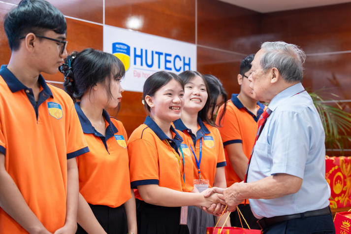 [Video] Tết xa nhà, ấm tình sẻ chia: HUTECH đồng hành cùng sinh viên đón Xuân Bính Ngọ 2026 53