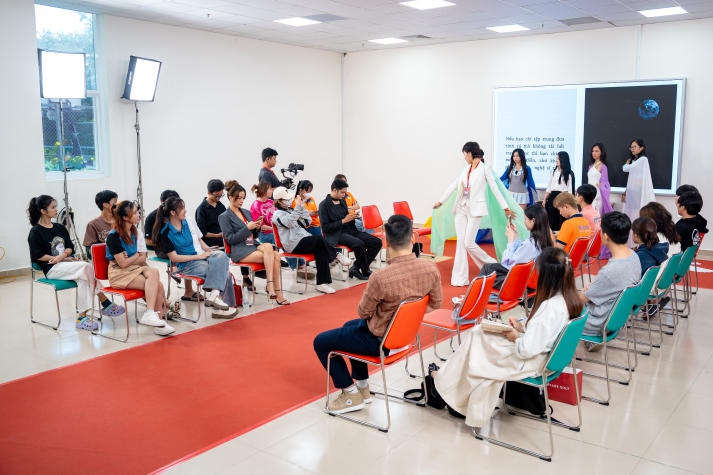 Siêu mẫu Lê Thu Trang và Như Vân “bật mí” cho sinh viên HUTECH kỹ năng trình diễn thời trang chuyên nghiệp 10